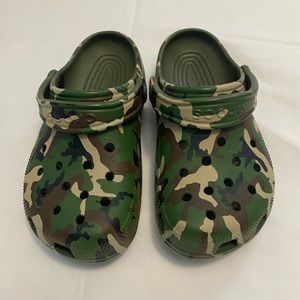 Classic Printed Camo Croc Men’s size 4 Women’s size 6